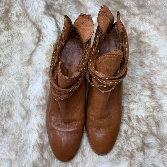 Frye Leather Cutout Booties, sz. 10 - Picture 6 of 8